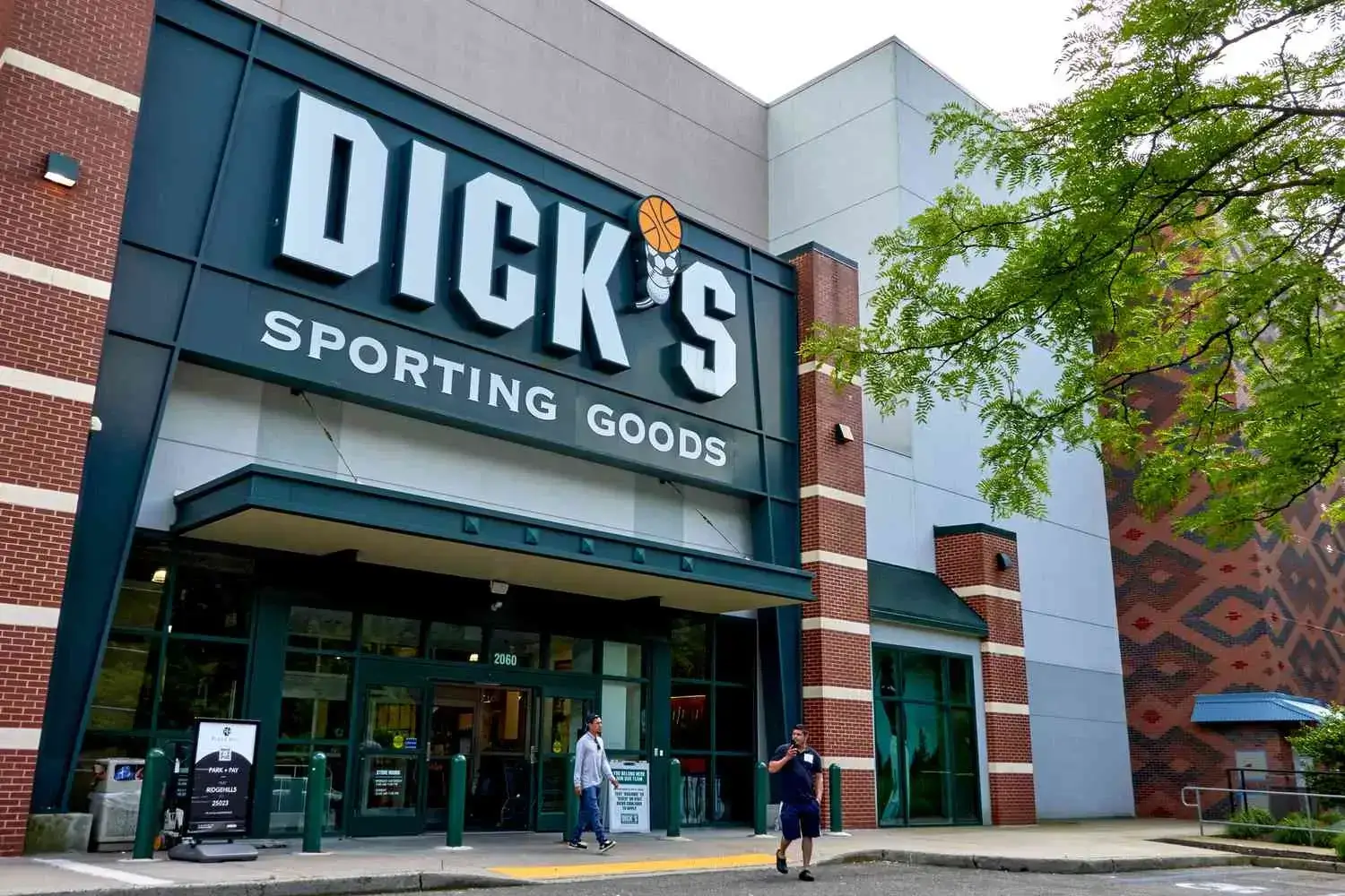 Dick's Sporting Goods Hours | Find Store Timings, Holiday Hours & Shopping Tips